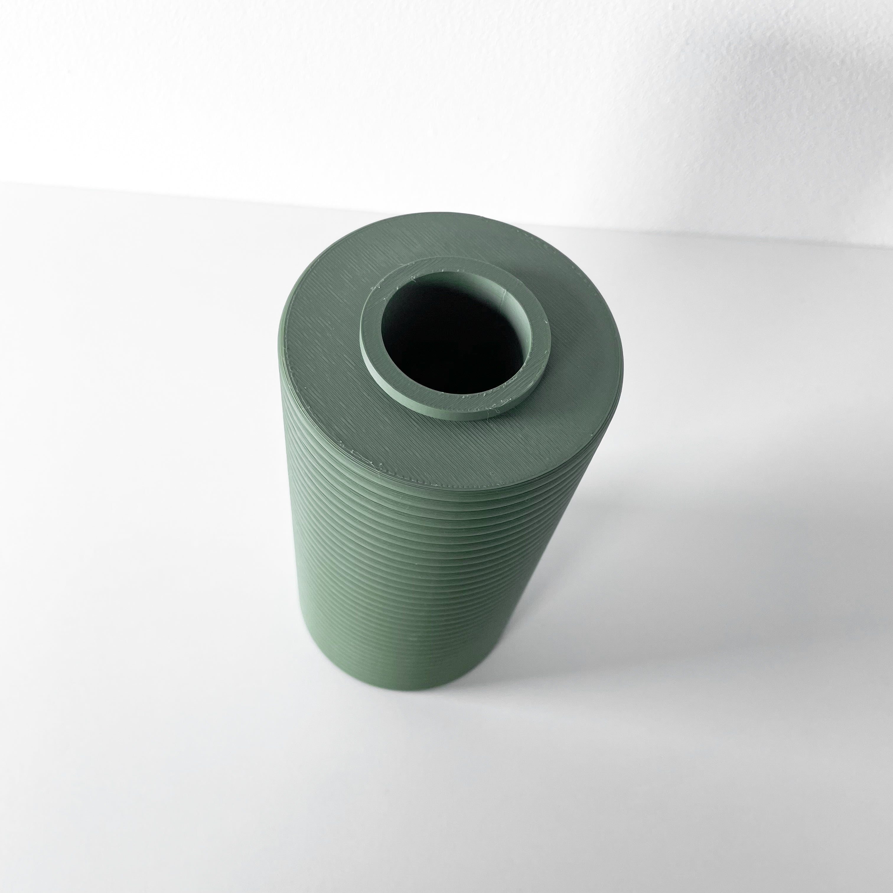 Tolivra Vase